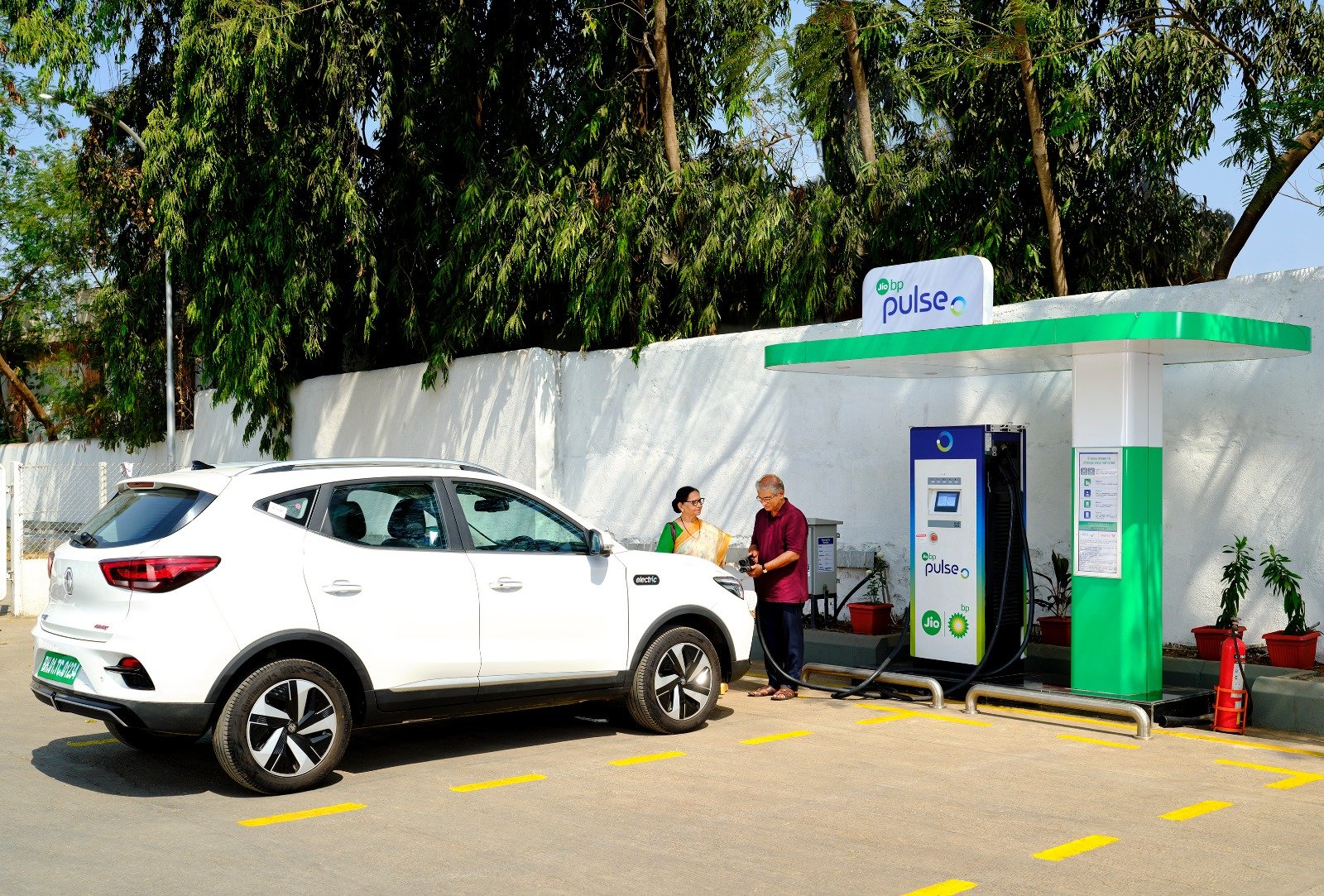 Electric vehicle charging station